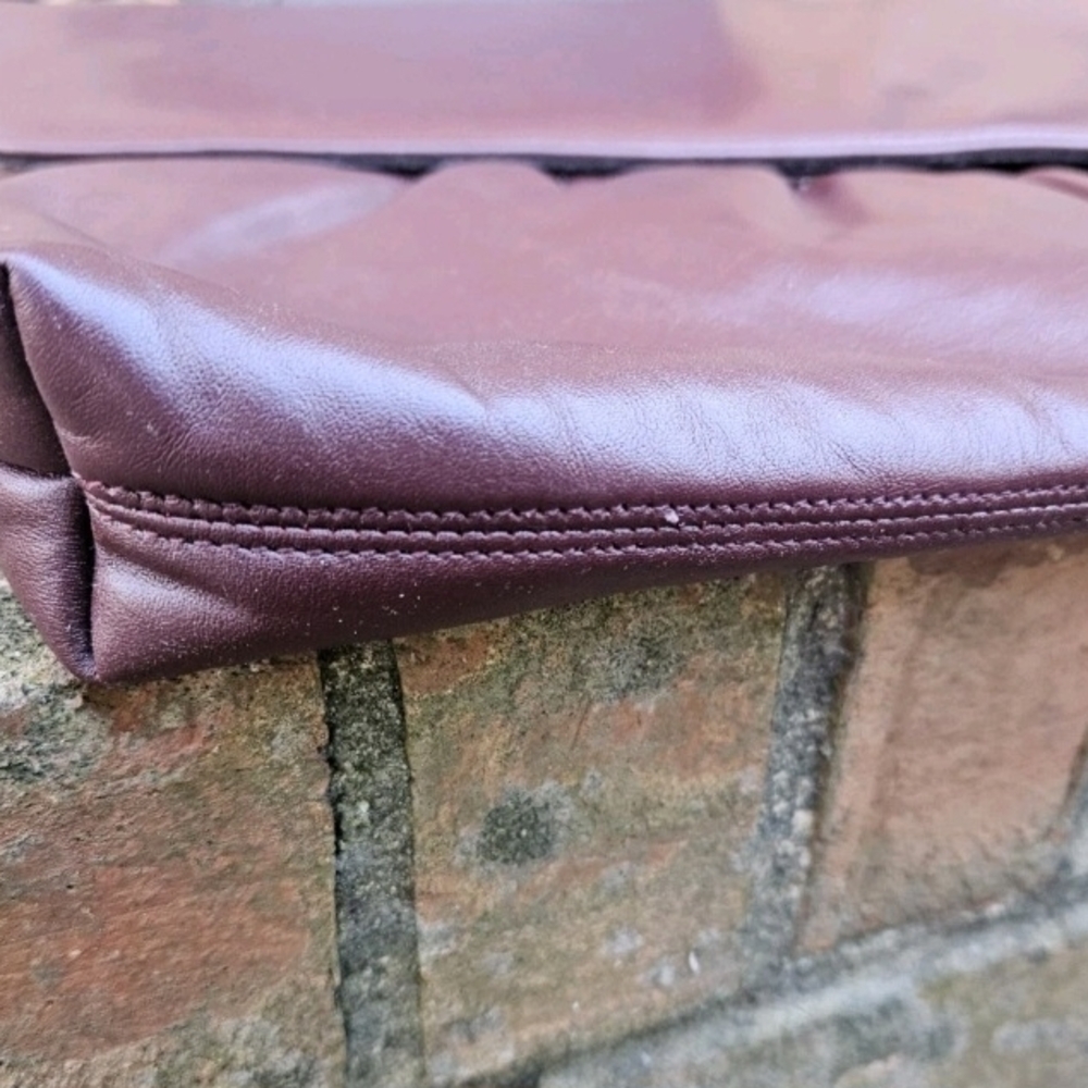 Vintage Etienne Aigner Burguny Large Clutch With Detachable Wrist Strap - Picture 5 of 13